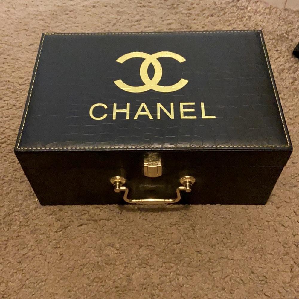 Super cute jewelry, perfume, etc holder and/or travel case. Not authentic